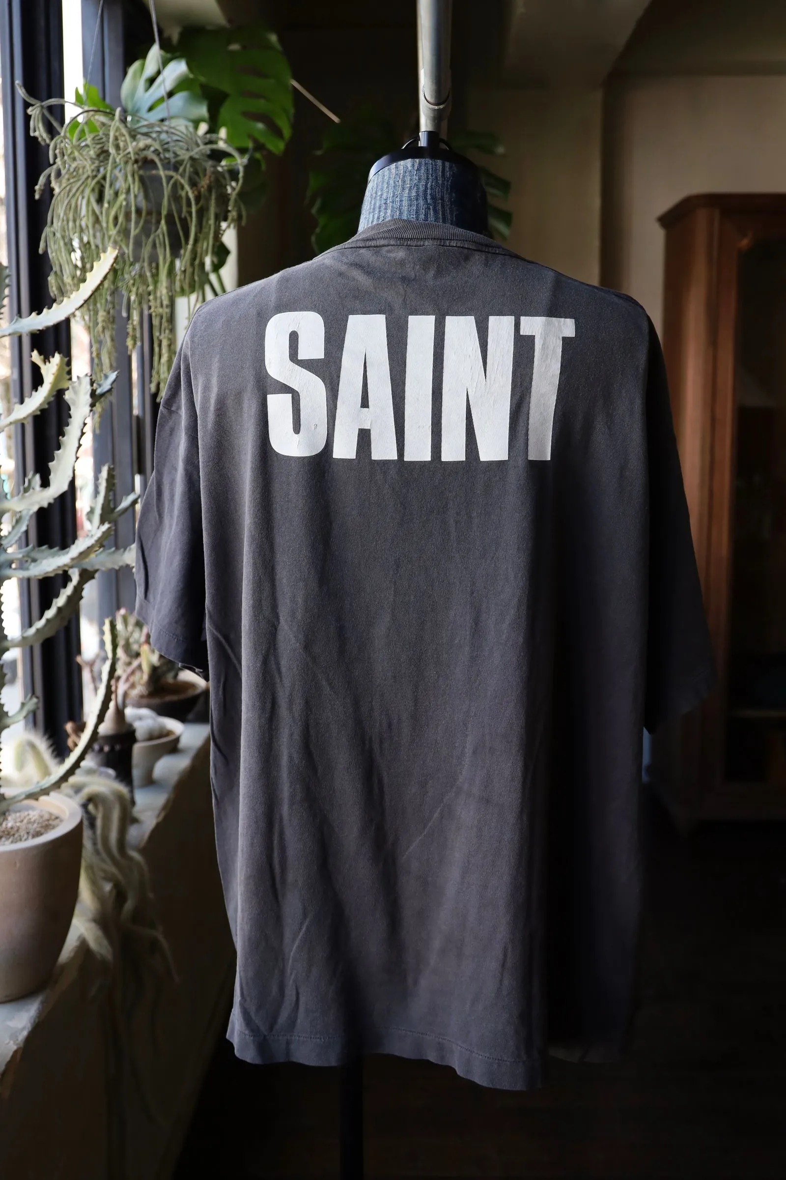 SAINT Mxxxxxx × FRIENDS FRD_SS TEE/FRIENDS/BLK Friends co-branded TEE. Black stills TEE. Washed black S-XL. The ceiling of American dramas. A must-have for sentiment. Asut ready-to-wear wash water and distressed treatment. Domestic top printing factory. God restored. Correct accessories. Friends co-branded wash.